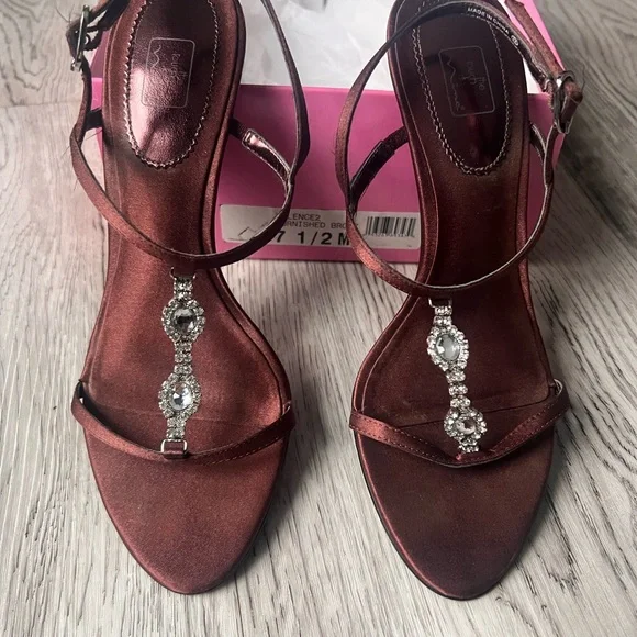 Elegant Brown Strappy Heels - Picture 2 of 6